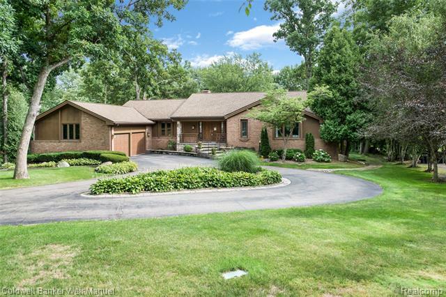 Property Photo: 135 W Hickory Grove Road MI 48304