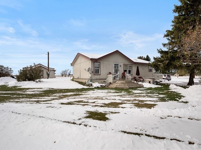 Property Photo: 9601 N Burnett Rd WA 99224-9318