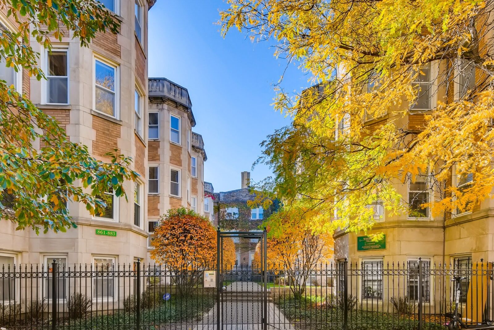 Property Photo:  867 W Cornelia Avenue 2  IL 60657 