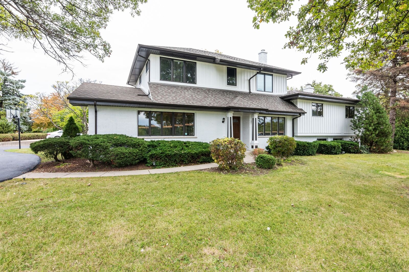 Property Photo: 2 Croydon Lane IL 60523