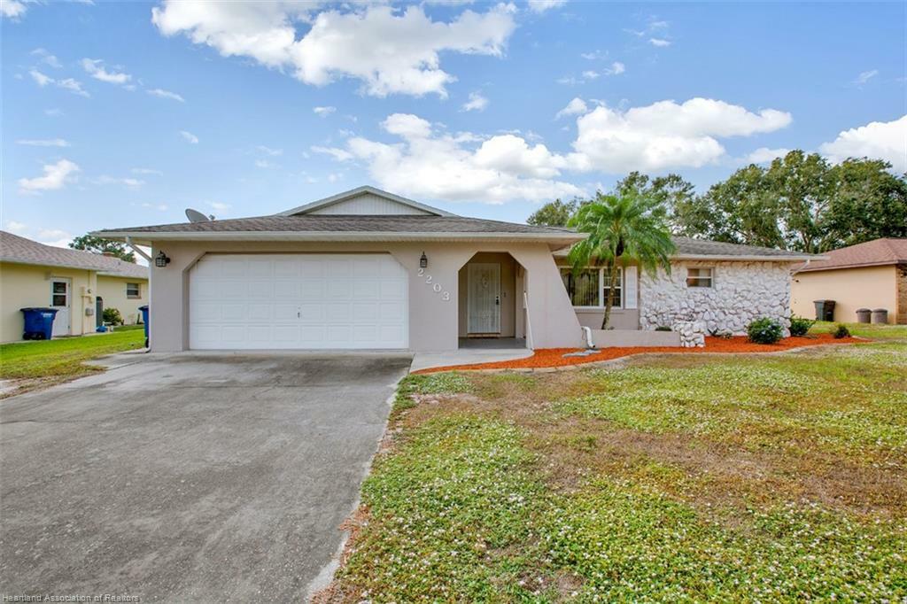 Property Photo:  2203 Pinewood Boulevard  FL 33870 