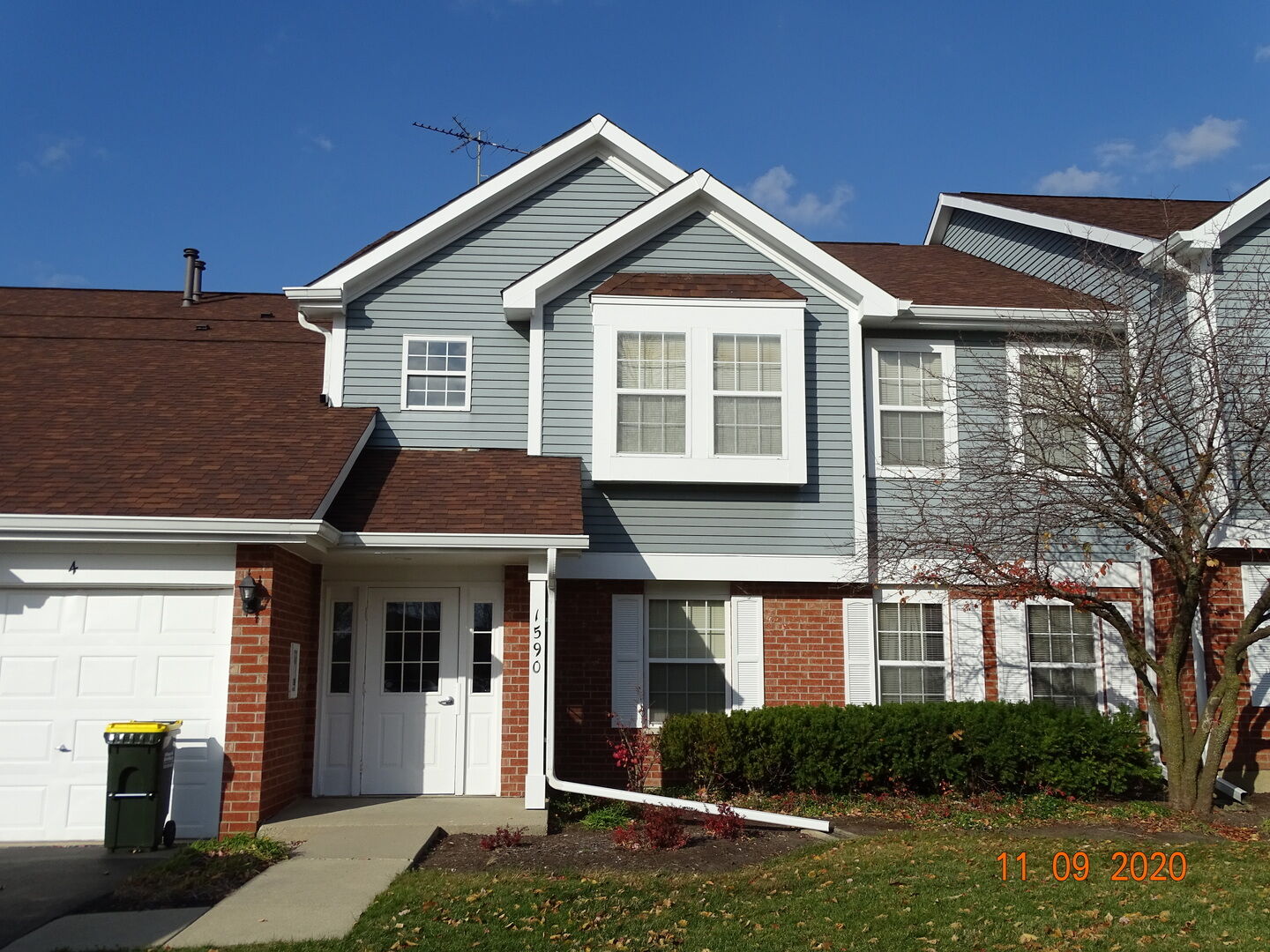 Property Photo: 1590 Thornfield Lane 1 IL 60172