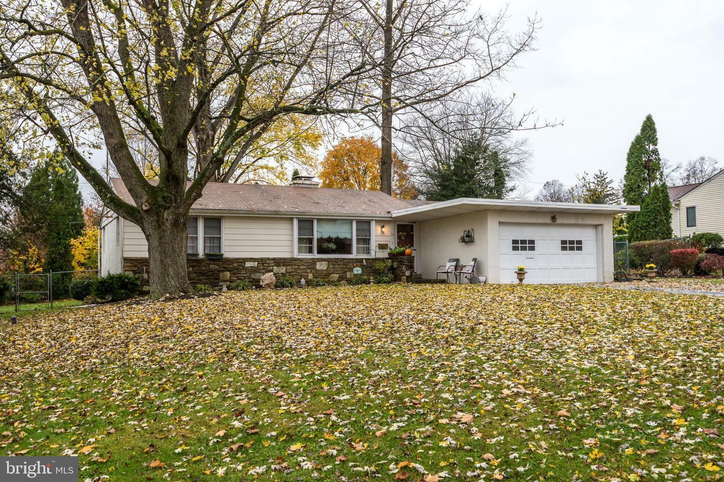 Property Photo:  16 Brook Lane  PA 19067 