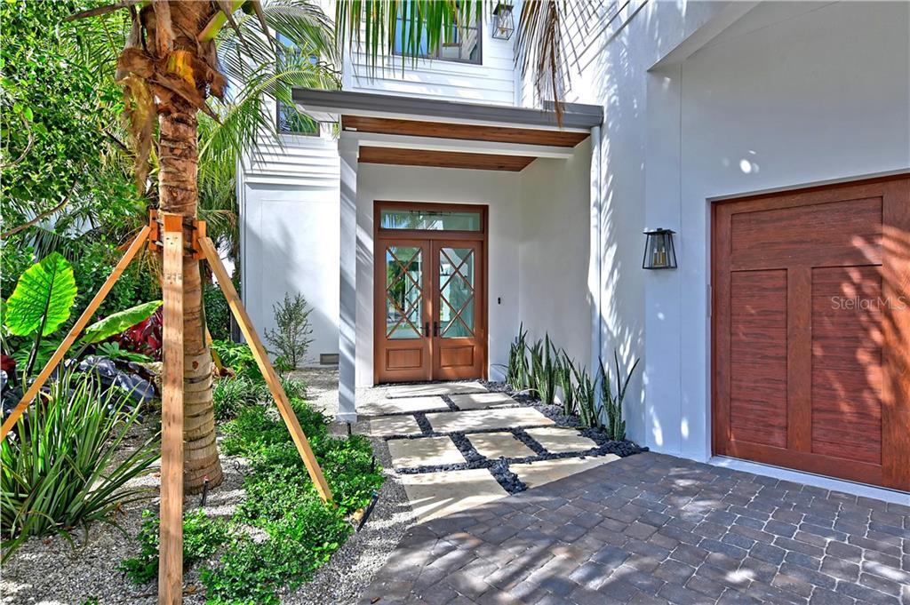 Property Photo: 5005 Gulf Of Mexico Drive 2 FL 34228