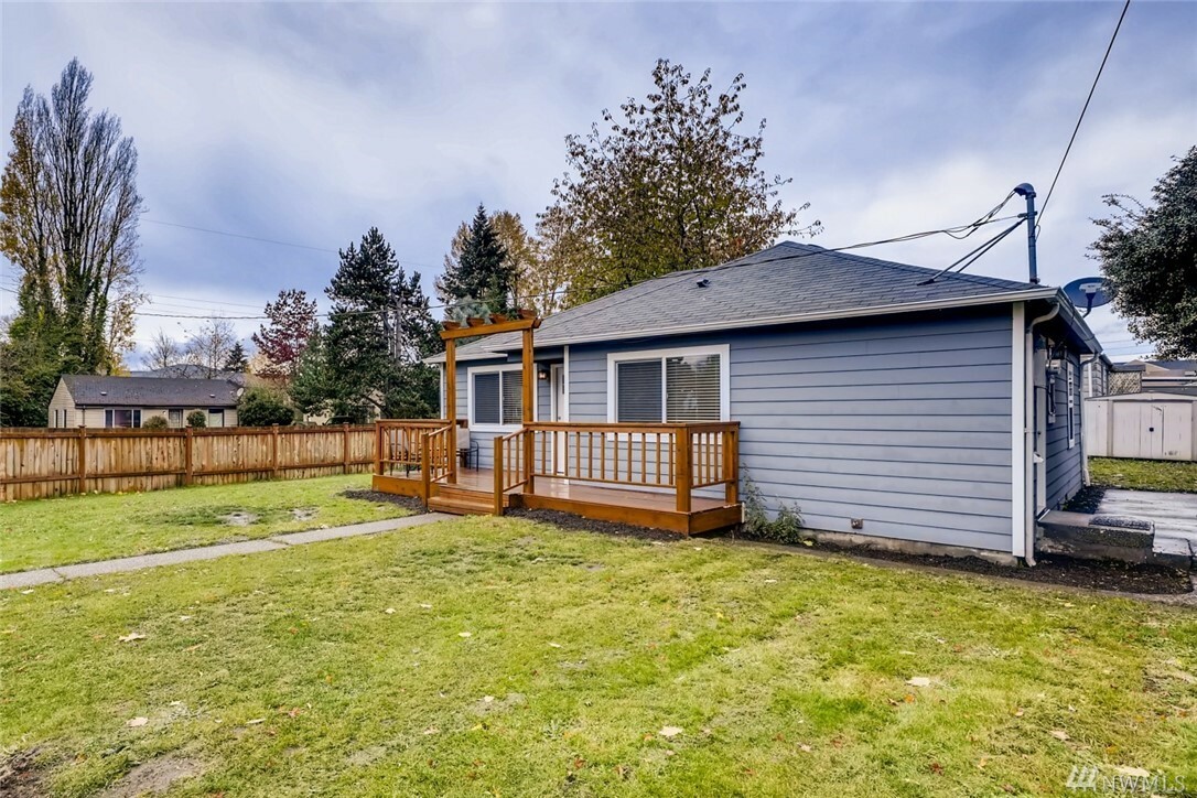 Property Photo:  7200 S 118th Place  WA 98178 