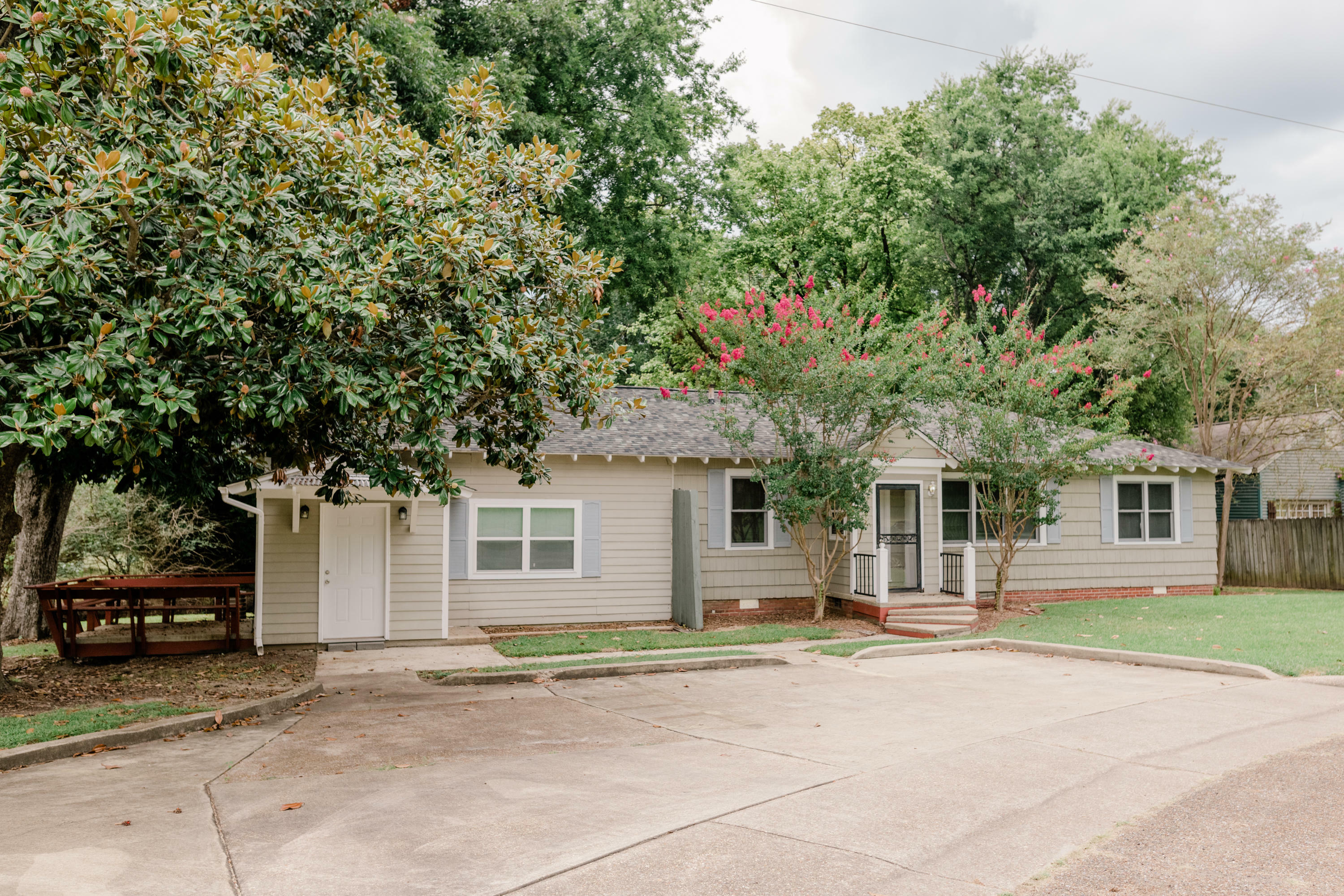 Property Photo:  204 Hillside Dr  MS 39759 