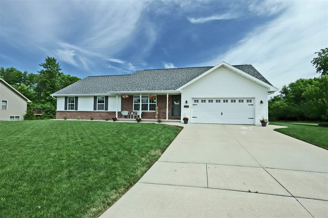 Property Photo:  1956 Cross Creek Circle  WI 54115-2662 