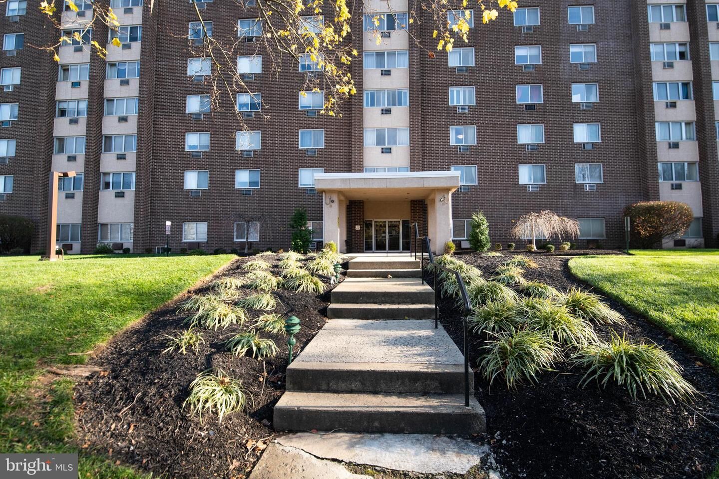 Property Photo:  860 Lower Ferry Road 1P  NJ 08628 