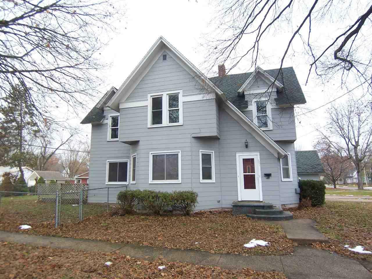 Property Photo:  1001 8th St  WI 53520 