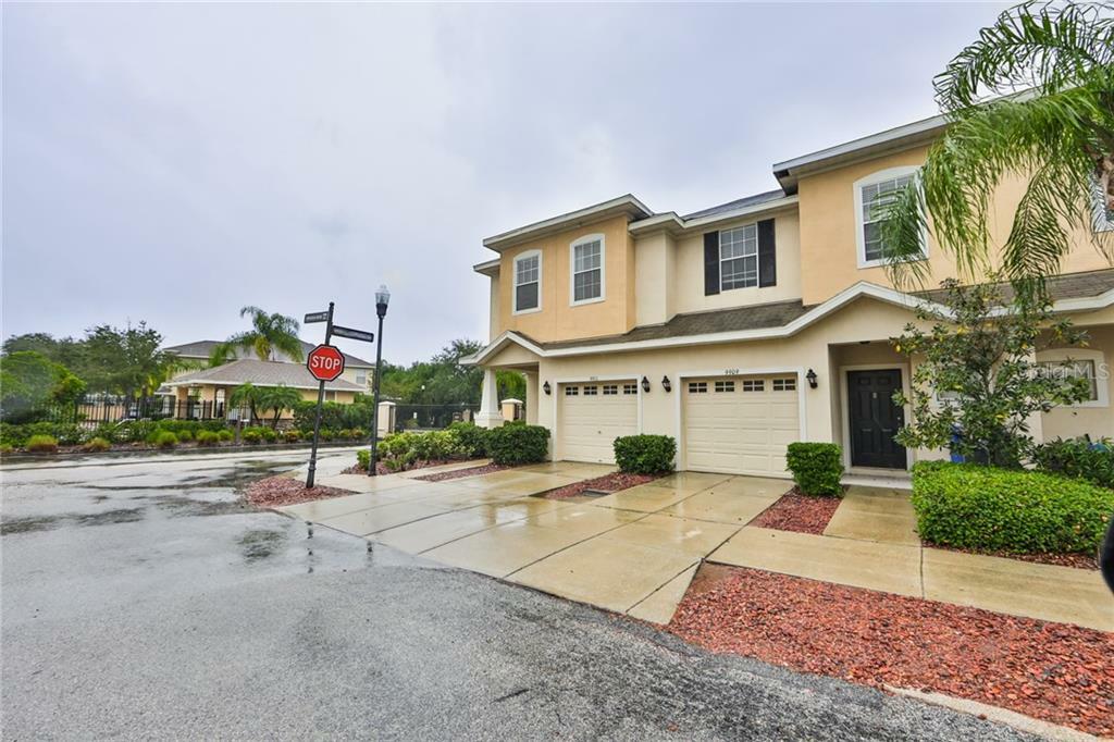 Property Photo:  9911 Venetian River Way  FL 33619 