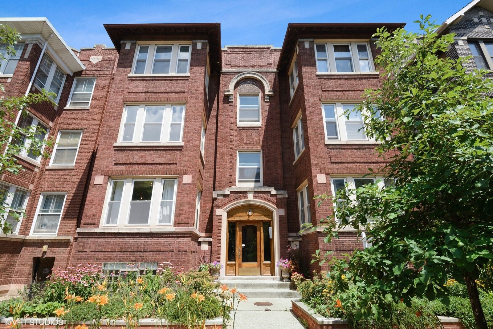 Property Photo: 846 W Gunnison Street 1W IL 60640