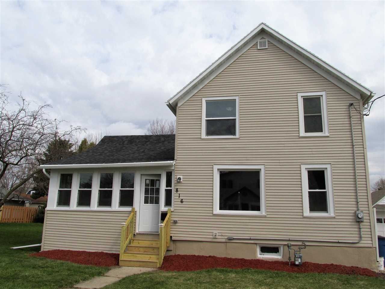 Property Photo:  816 6th Street  WI 54952-2810 