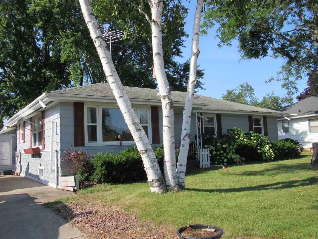 Property Photo:  206 E Towne Drive  WI 54944-9303 