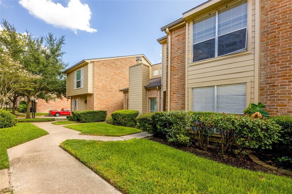 Property Photo:  954 Memorial Village Drive 84  TX 77024 