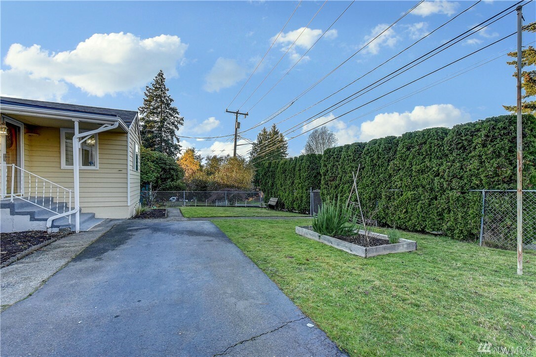 Property Photo:  2761 NE 95th St  WA 98115 