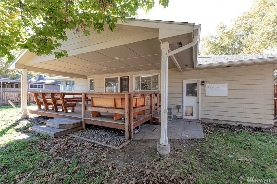 Property Photo:  742 White St  WA 99362 