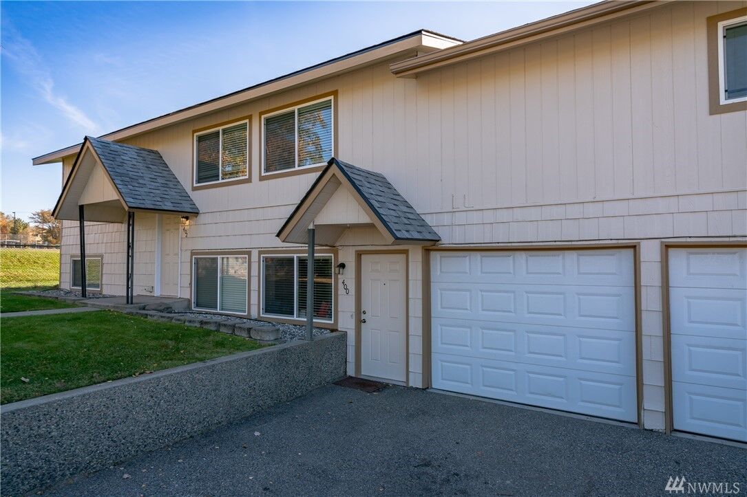Property Photo:  400 /402 9th St NE  WA 98802