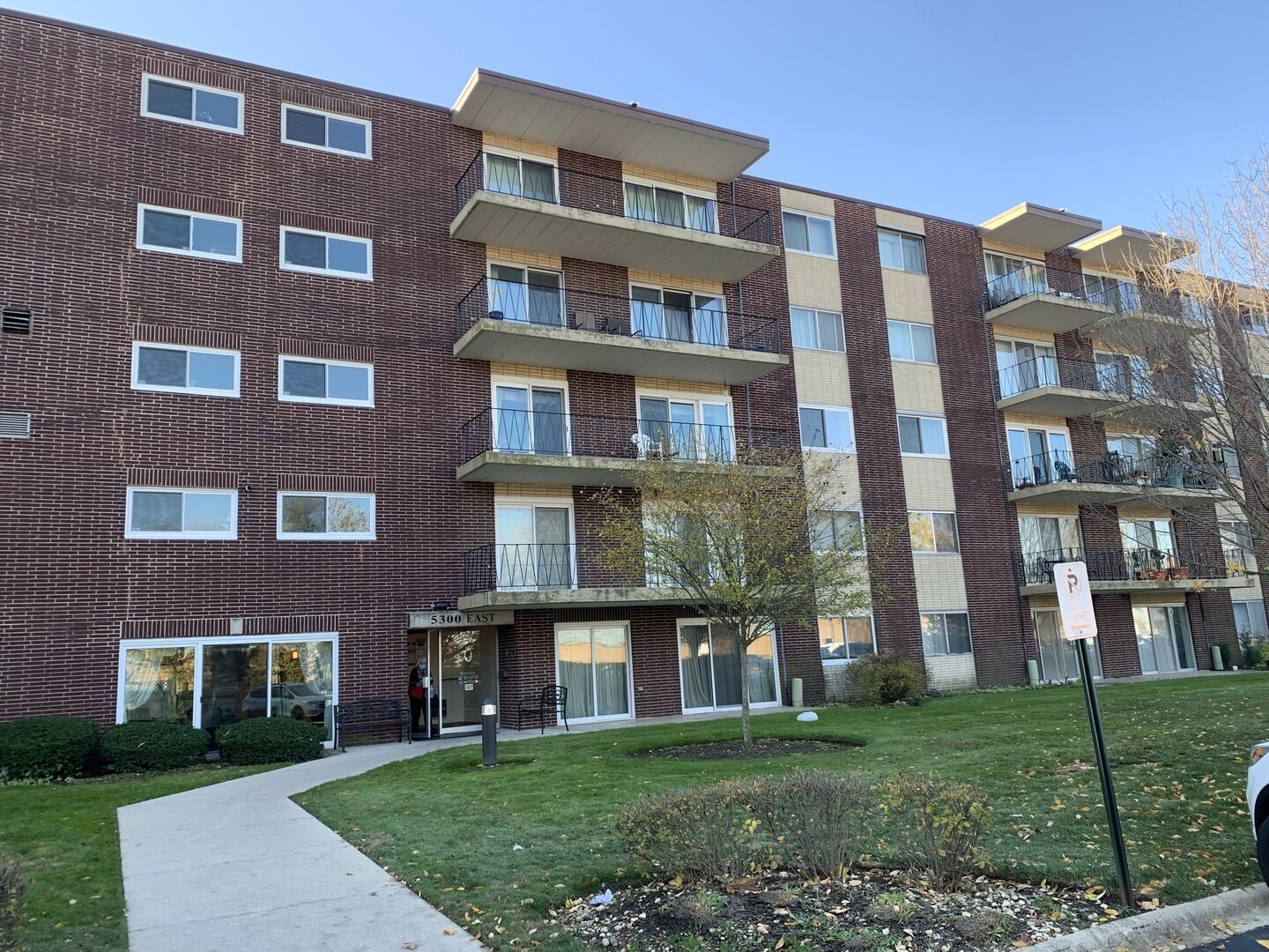 Property Photo: 5300 Walnut Avenue 17A IL 60515