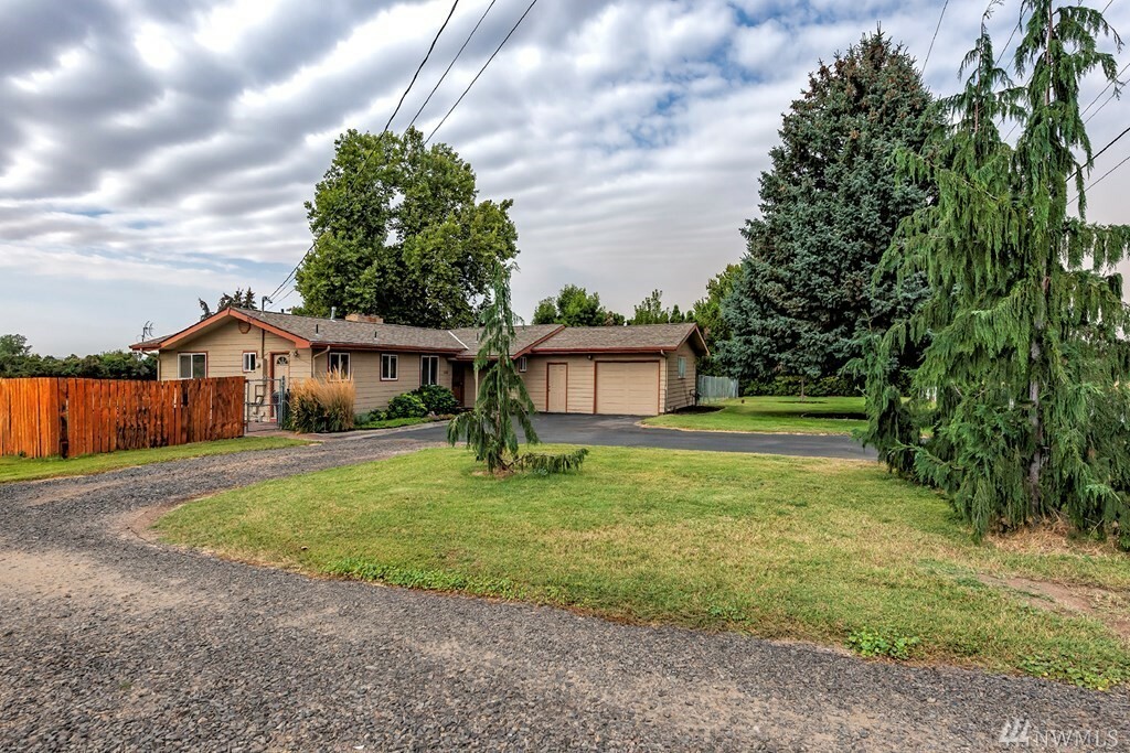 Property Photo:  1533 Taumarson Rd  WA 99362 