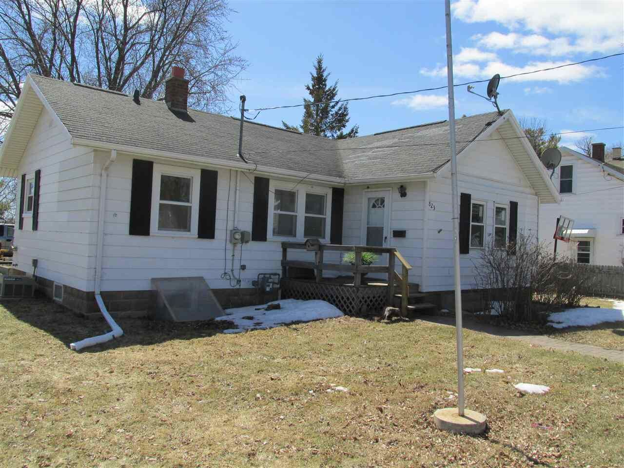 Property Photo:  823 Bluff Avenue  WI 54140-2003 