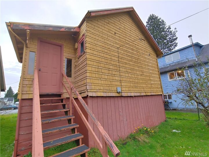 Property Photo:  817 W Perry St  WA 98520 