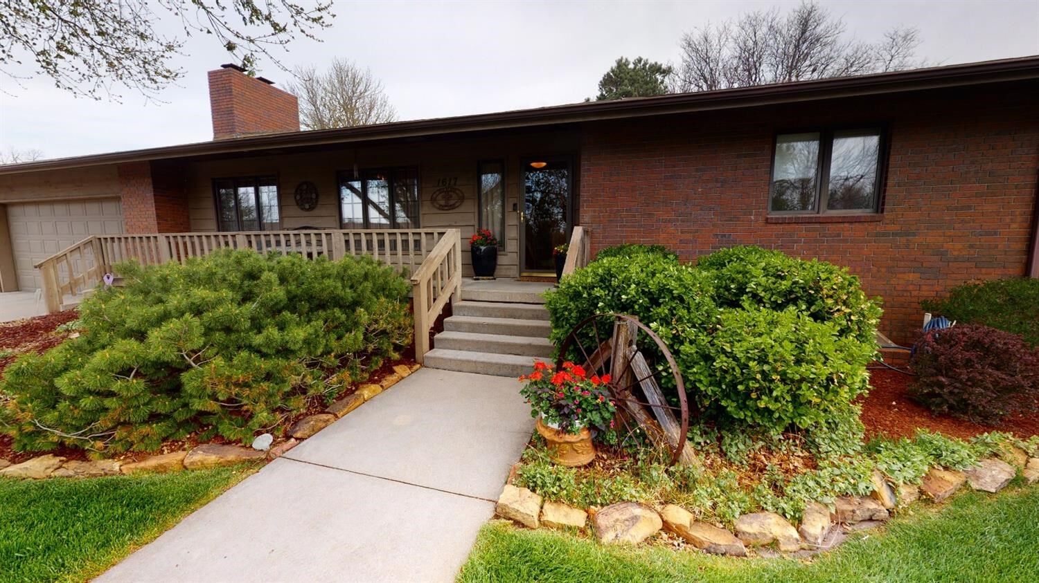 Property Photo: 1617 E Crestway Drive KS 67846