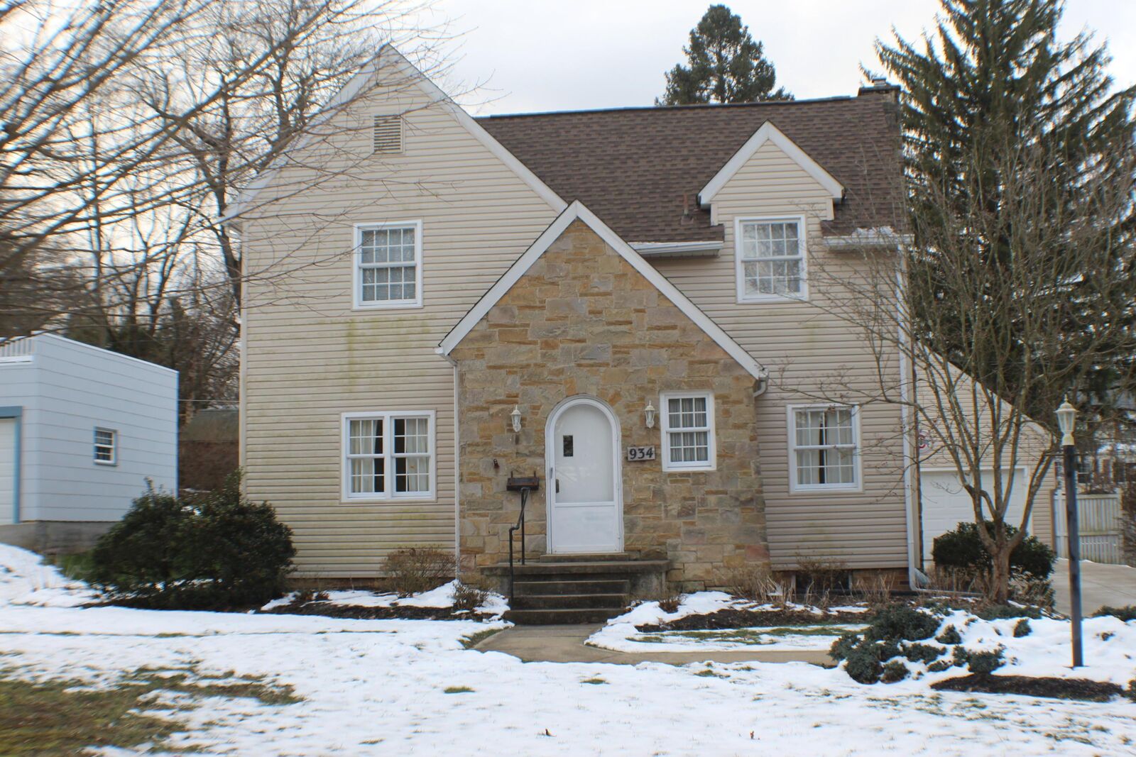 Property Photo:  934 E High Street  OH 43050 