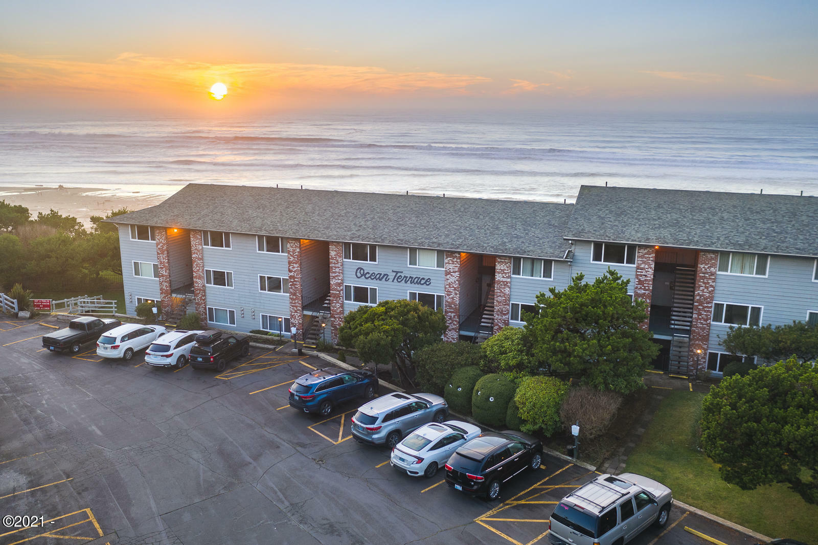 Property Photo: 4229 SW Beach Avenue 5 OR 97367