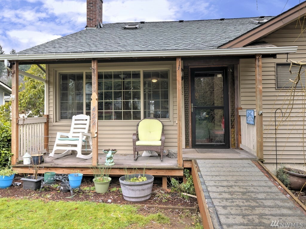 Property Photo:  422 Grant Ave  WA 98584 