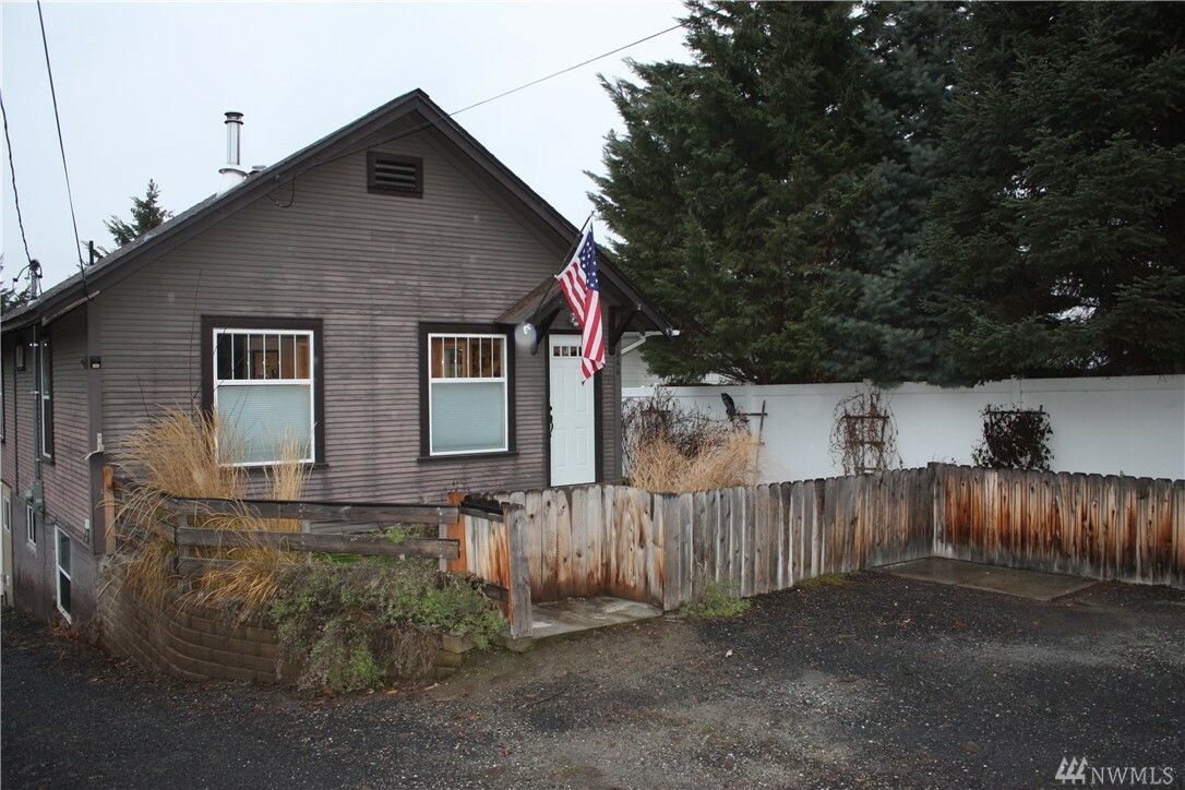 Property Photo:  646 N Colorado Ave  WA 98802 