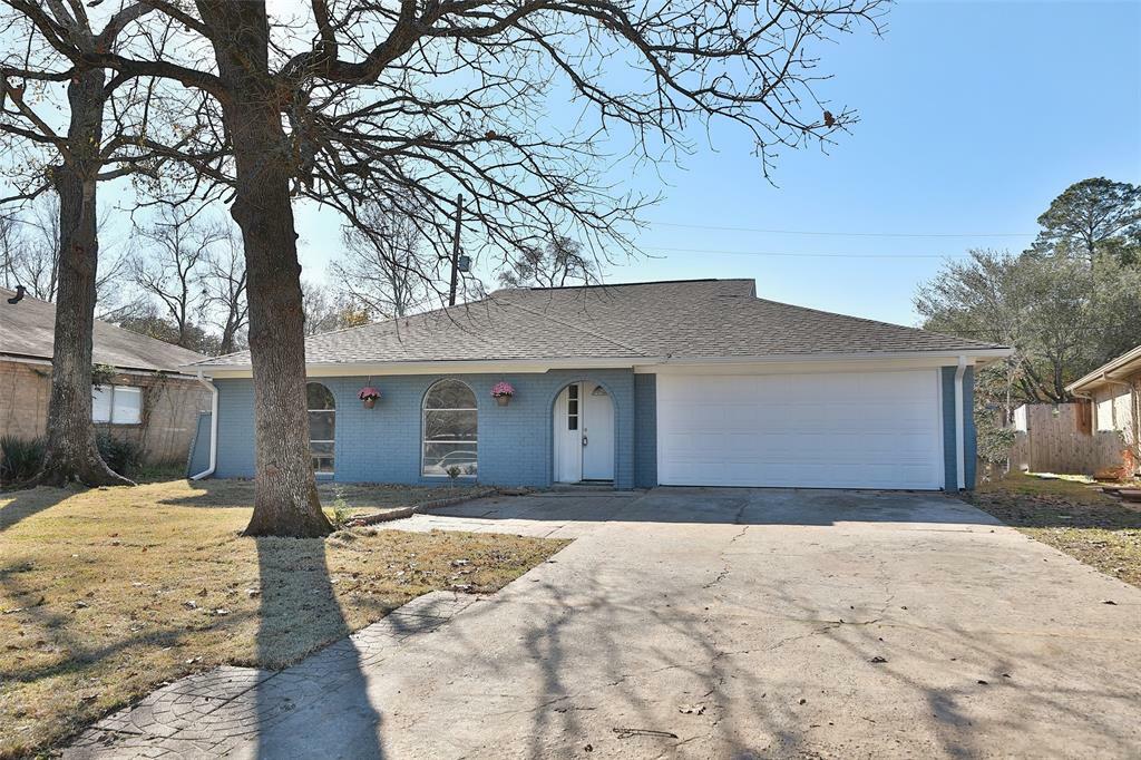 Property Photo: 2 Midwood Circle TX 77301