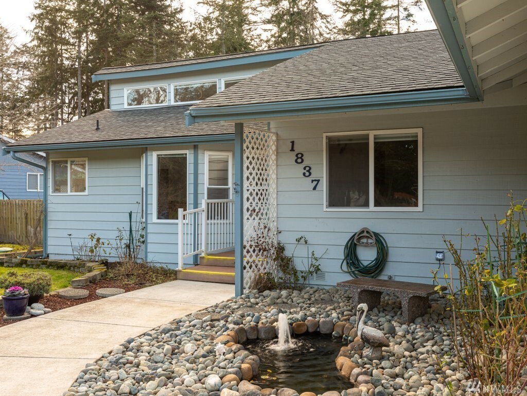 Property Photo:  1837 Brigantine Ct  WA 98277 