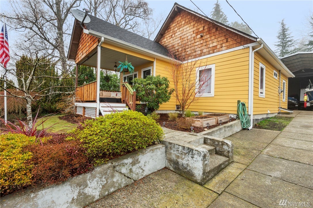 Property Photo:  217 Tracy Ave S  WA 98366 