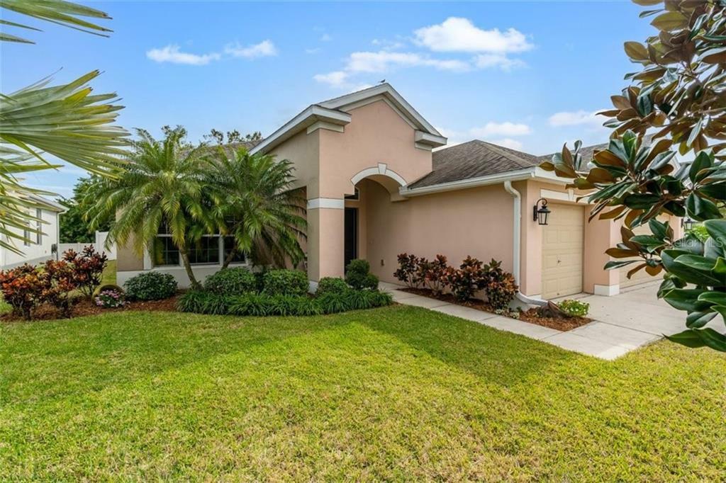 Property Photo:  1207 Parker Den Drive  FL 33570 