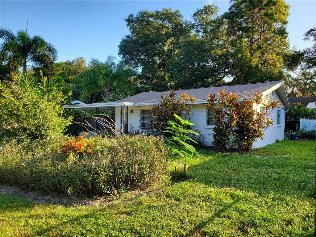 Property Photo:  2466 Hickory Avenue  FL 34234 