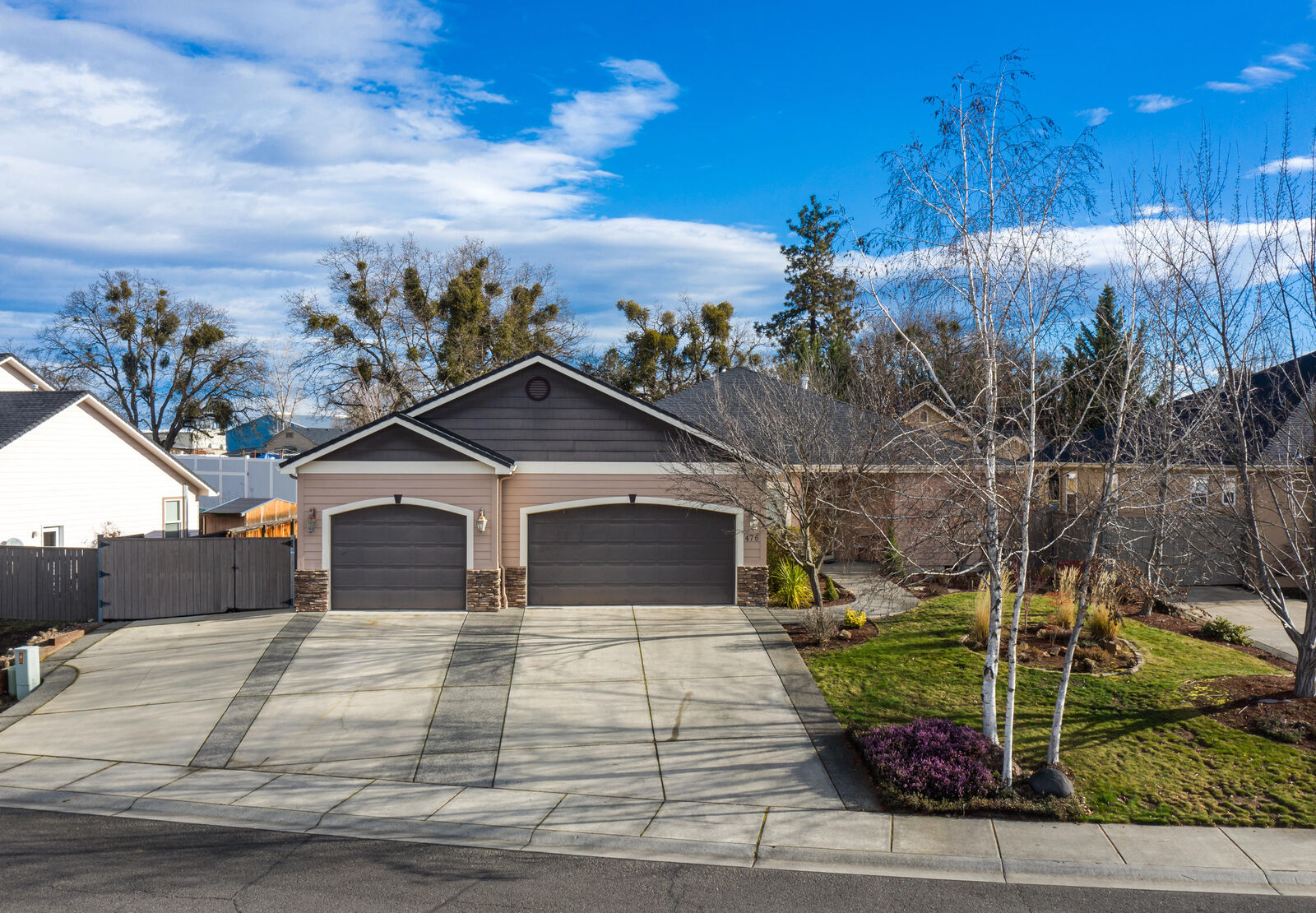 Property Photo: 476 Ridgeway Avenue OR 97502