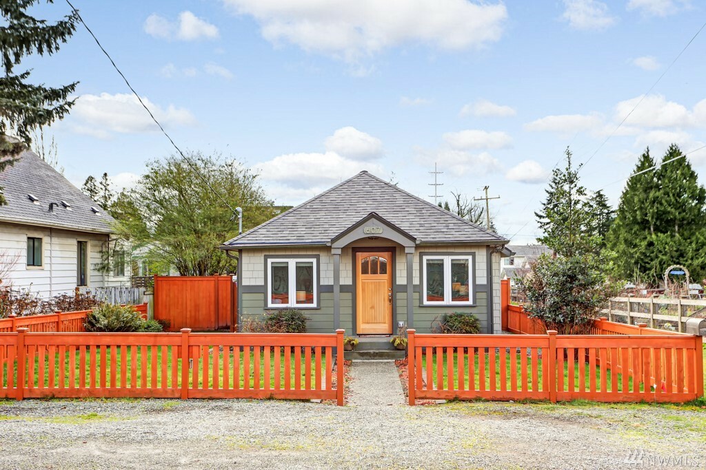 Property Photo: 607 N 102nd St WA 98133