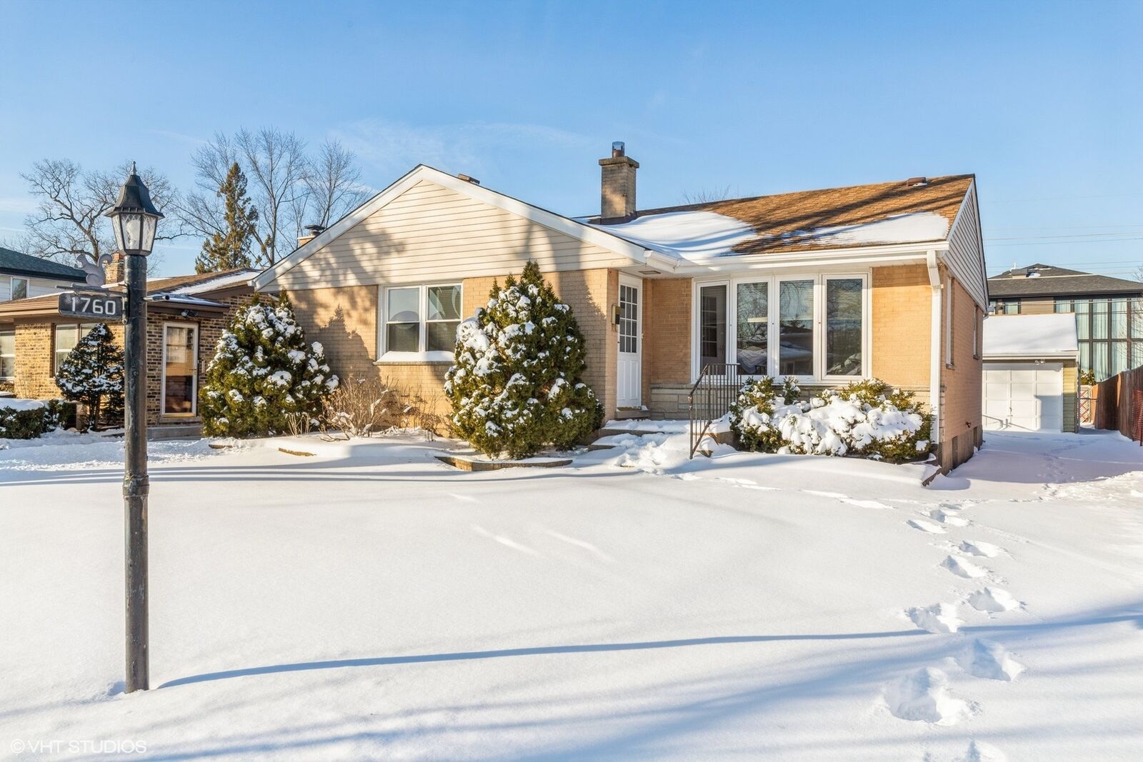 Property Photo:  1760 S Elm Street  IL 60018