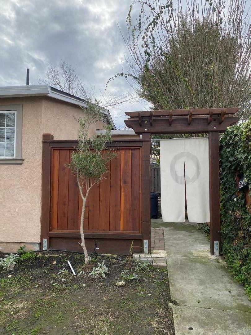 Property Photo:  696 Upton Street  CA 94061 