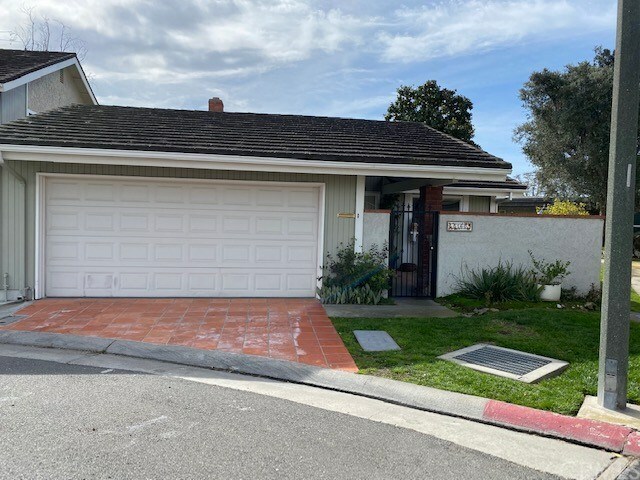 Property Photo: 5160 Piccadilly Circle CA 92683