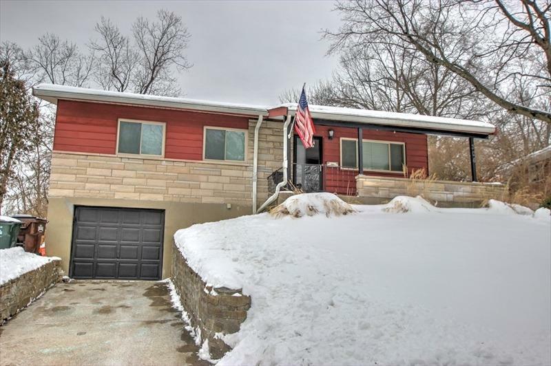Property Photo: 304 Glen Oaks Dr OH 45238