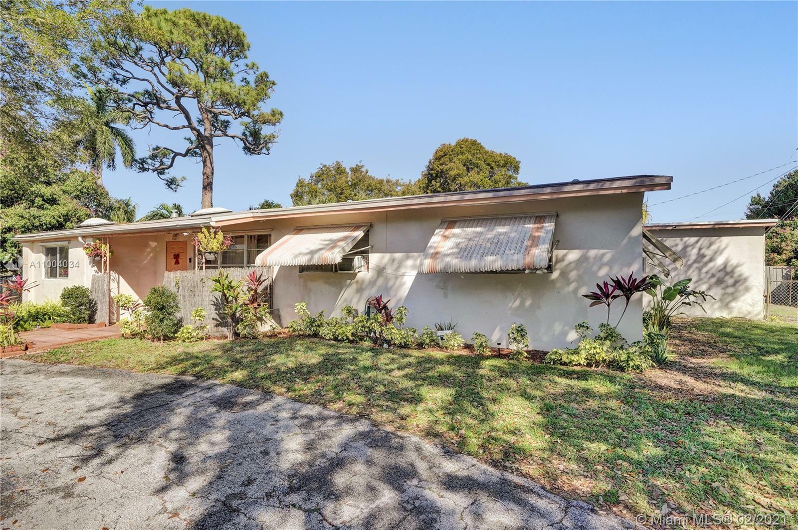 Property Photo: 301 NE 27th Dr FL 33334