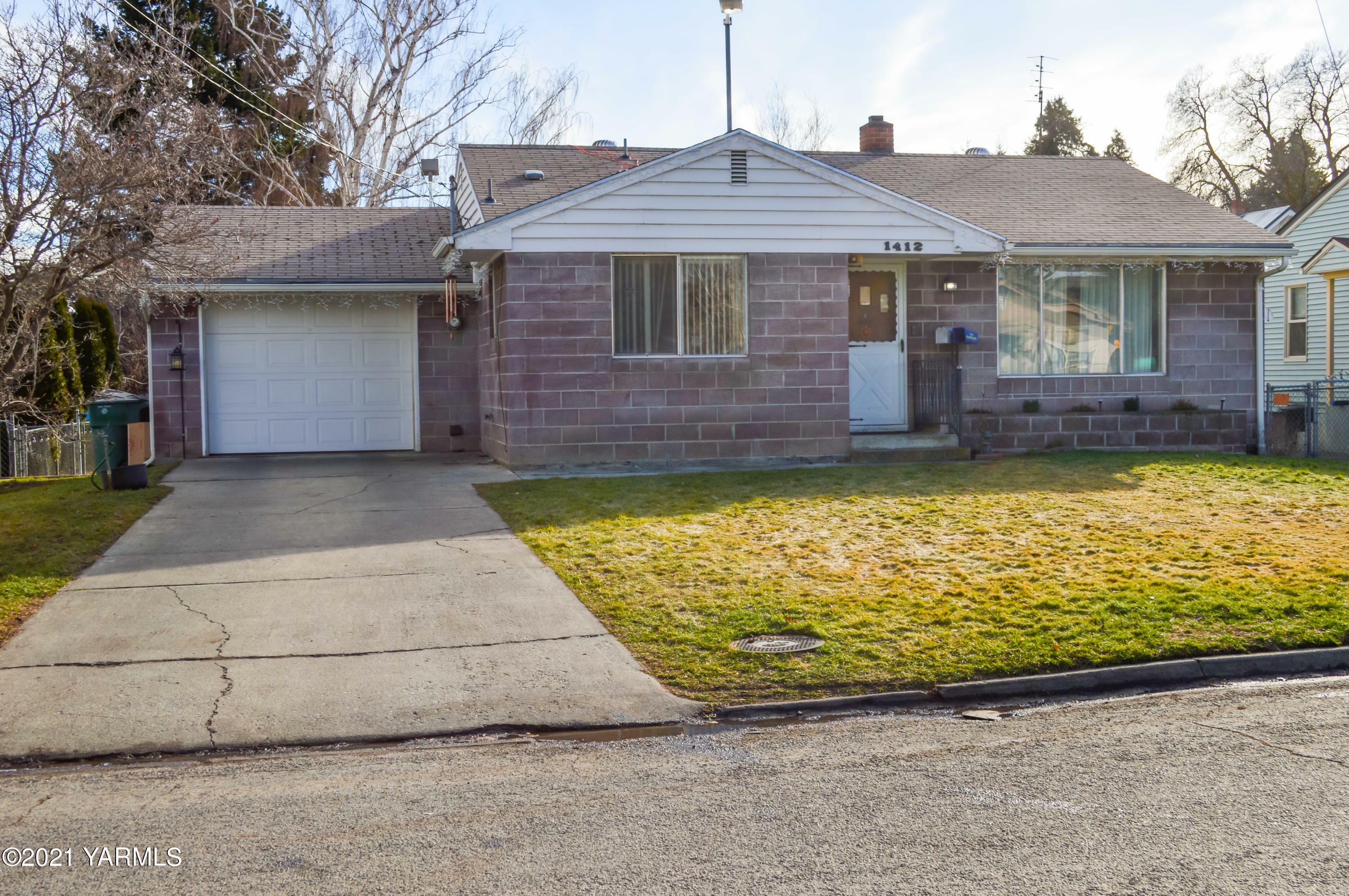 Property Photo:  1412 Folsom Ave  WA 98902 