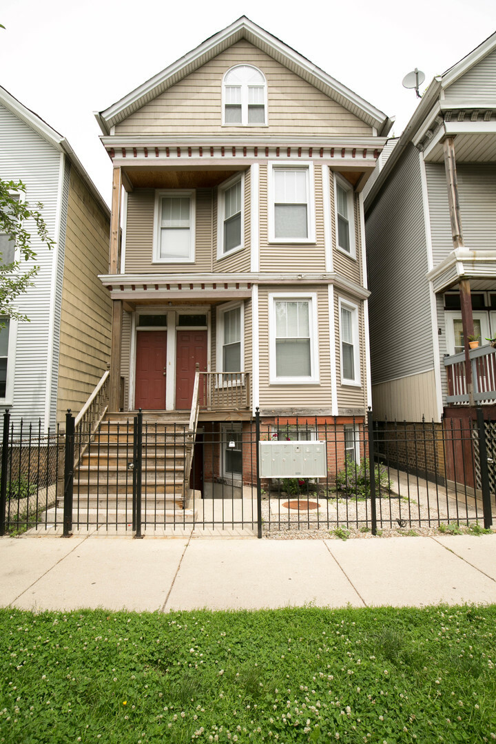 Property Photo: 1442 W Barry Avenue 1R IL 60657