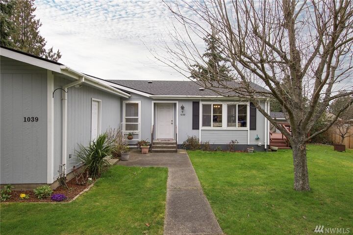 Property Photo: 1039 W 16th St WA 98363