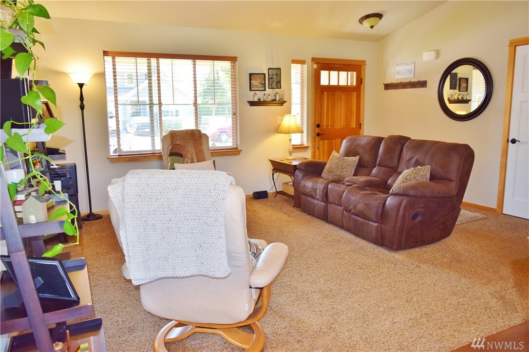 Property Photo:  1305 Pearl Lp  WA 98264 