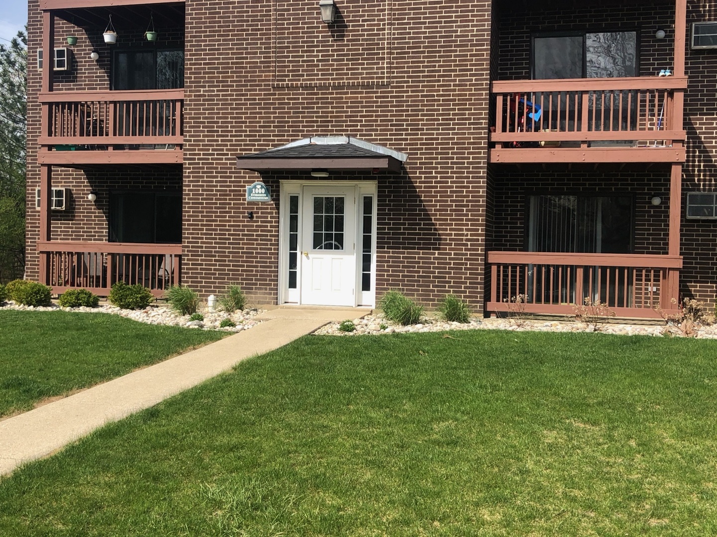 Property Photo:  1000 Spruce Street 1B  IL 60139 