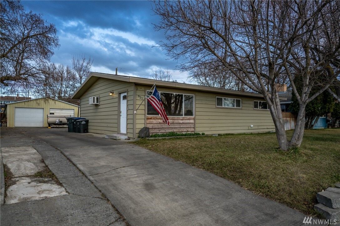 Property Photo:  927 S Balsam St  WA 98837 