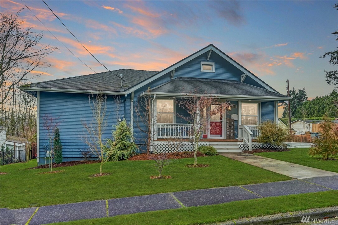 Property Photo:  216 Avenue I  WA 98290 