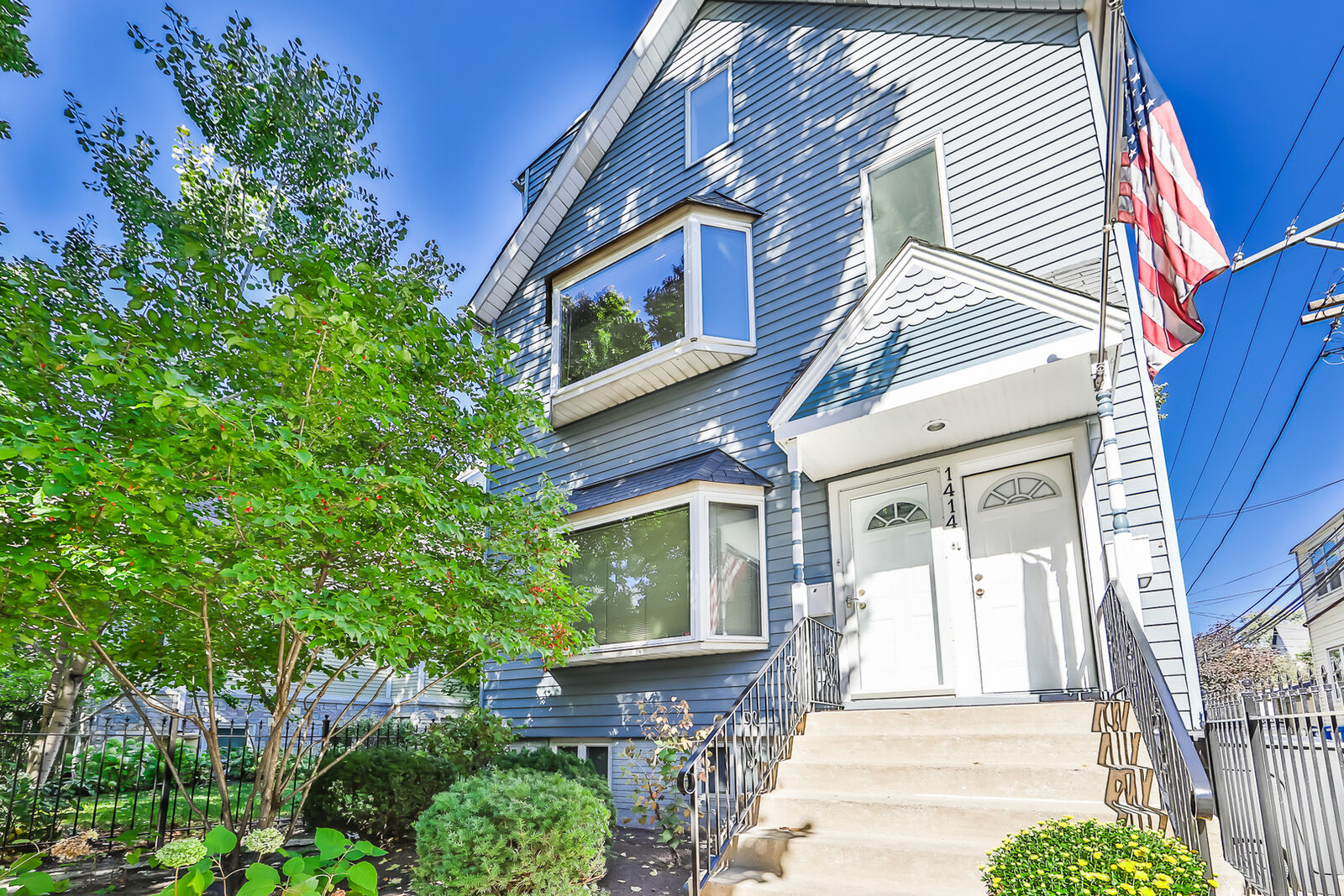 Property Photo: 1414 W Melrose Street 2 IL 60657